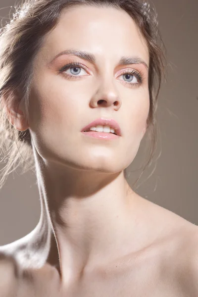 Gesicht einer schönen brünetten Frau mit sexy Bräune und perfekter Haut — Stockfoto