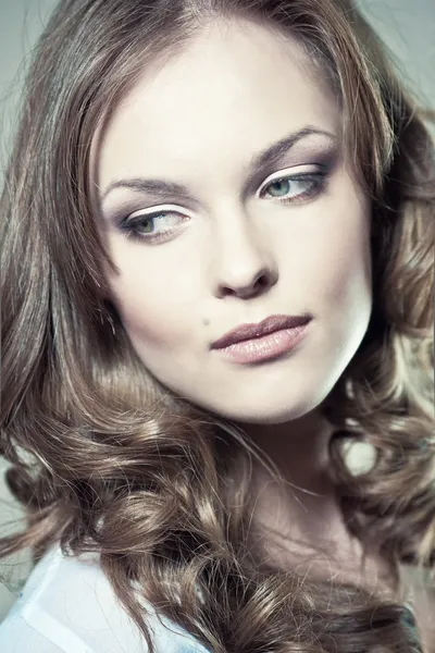 Närbild porträtt av en sexig ung kvinna med naturlig makeup och perfekt hy — Stockfoto