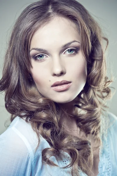 Retrato de cerca de una joven sexy con maquillaje natural y piel perfecta —  Fotos de Stock
