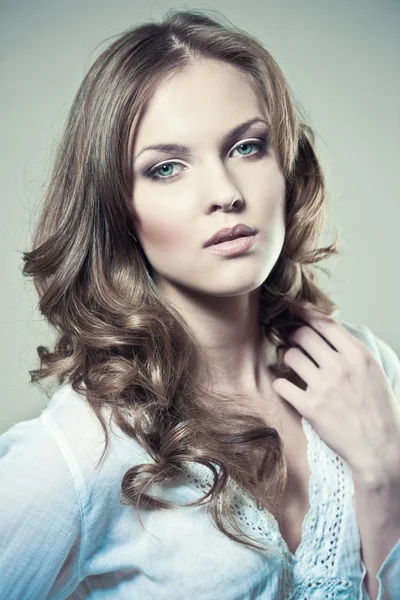 Retrato de cerca de una joven sexy con maquillaje natural y piel perfecta — Foto de Stock