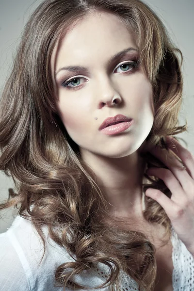 Closeup portret van een sexy jonge vrouw met natuurlijke make-up en perfecte huid — Stockfoto