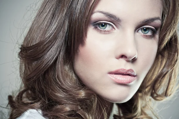 Retrato de cerca de una joven sexy con maquillaje natural y piel perfecta —  Fotos de Stock