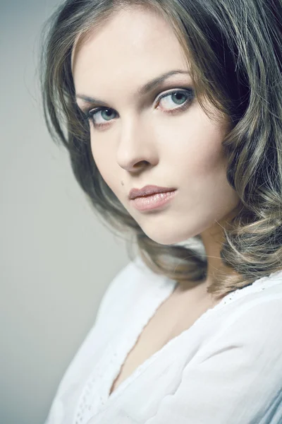 Retrato de cerca de una joven sexy con maquillaje natural —  Fotos de Stock