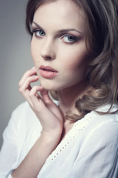 Retrato de cerca de una joven sexy con maquillaje natural —  Fotos de Stock