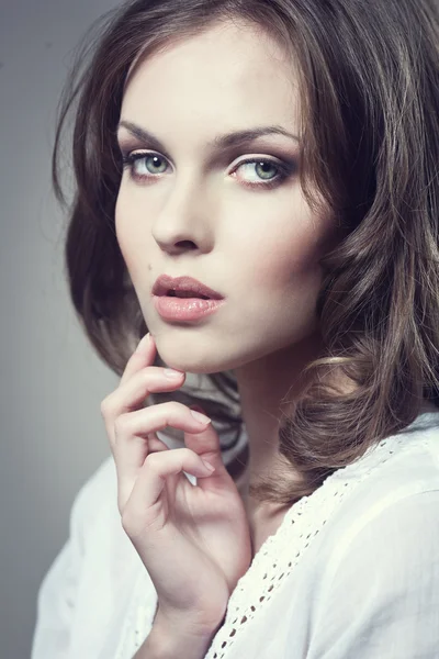 Detailní portrét přitažlivé mladé ženy s přírodní make-up — Stock fotografie