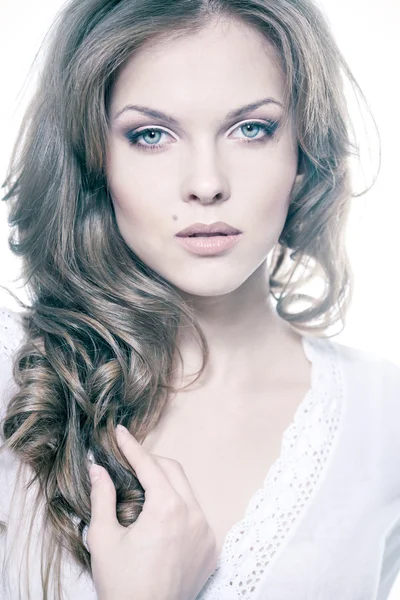 Closeup portret van een sexy jonge vrouw met natuurlijke make-up — Stockfoto