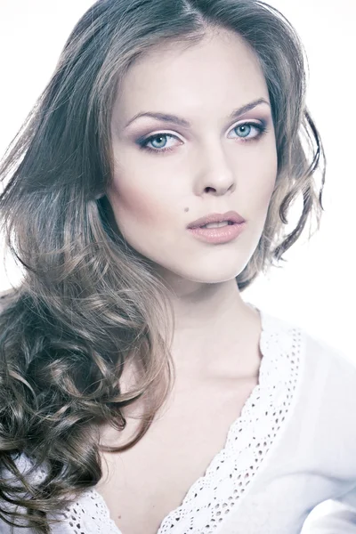 Närbild porträtt av en sexig ung kvinna med naturliga makeup — Stockfoto