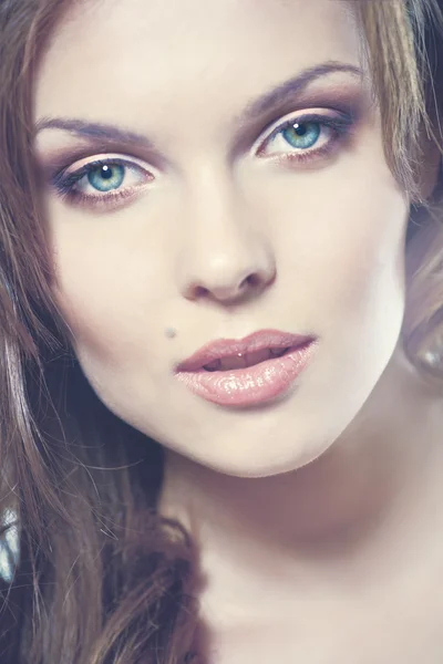 Närbild porträtt av en sexig ung kvinna med naturlig makeup och perfekt hy — Stockfoto
