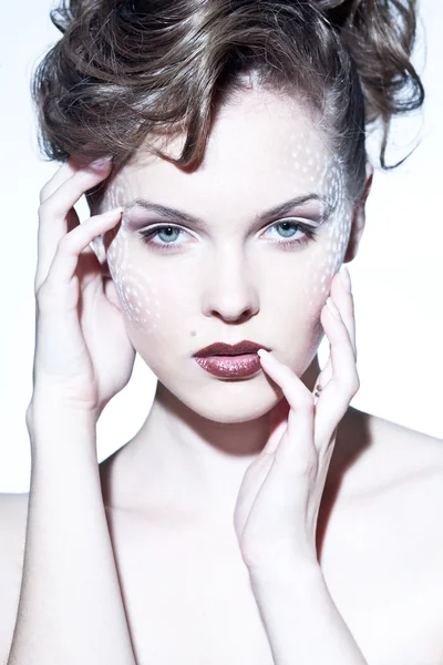 Estúdio retrato de uma bela mulher morena sexy com maquiagem perfeita e cabelo — Fotografia de Stock