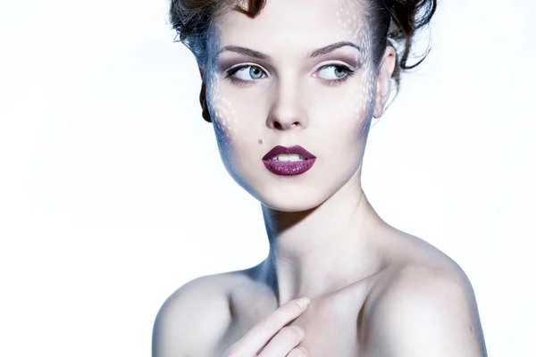 Retrato de estudio de una hermosa morena sexy con maquillaje y cabello perfectos — Foto de Stock