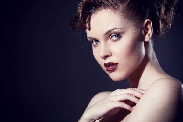 Kırmızı dudaklar ile seksi genç bir beyaz kadın portre portre — Stok fotoğraf