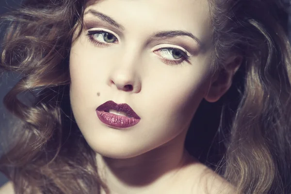 Närbild porträtt av en sexig ung kaukasisk kvinna med röda läppar — Stockfoto