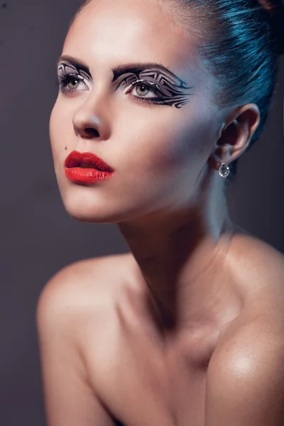 Gesicht einer schönen Frau mit kreativem Make-up und roten Lippen — Stockfoto