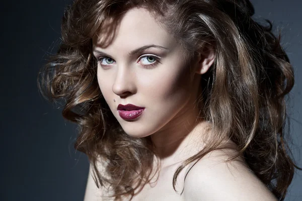 赤い唇でセクシーな若い白人の女性のクローズ アップの肖像画 — ストック写真