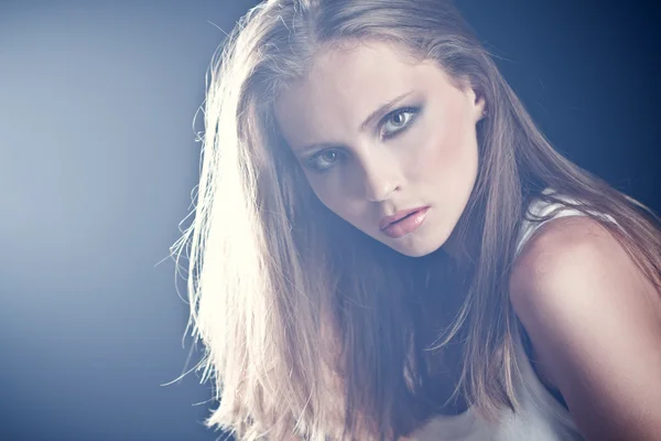 Inför en vacker ung kvinna med elegant makeup — Stockfoto
