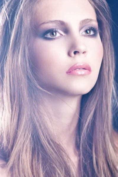 Лицо красивой молодой женщины с шикарным макияжем — стоковое фото