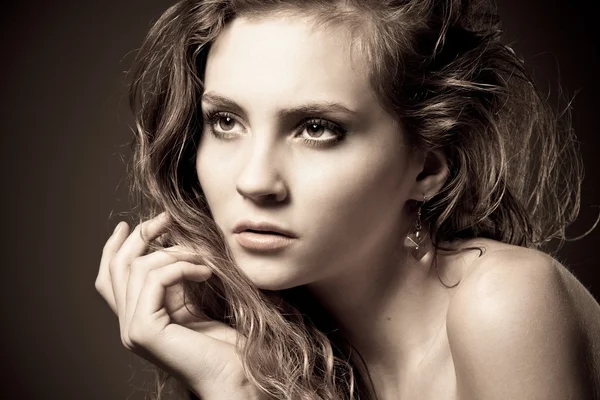 Inför en vacker ung kvinna med ljusa makeup — Stockfoto
