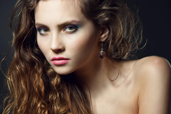 Лицо красивой молодой женщины с ярким макияжем — стоковое фото