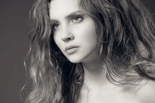 Studio porträtt av en vacker sexig ung kvinna — Stockfoto
