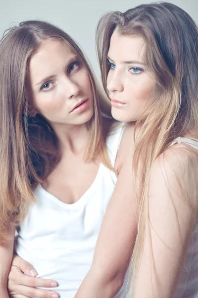 Duas jovens caucasianas — Fotografia de Stock