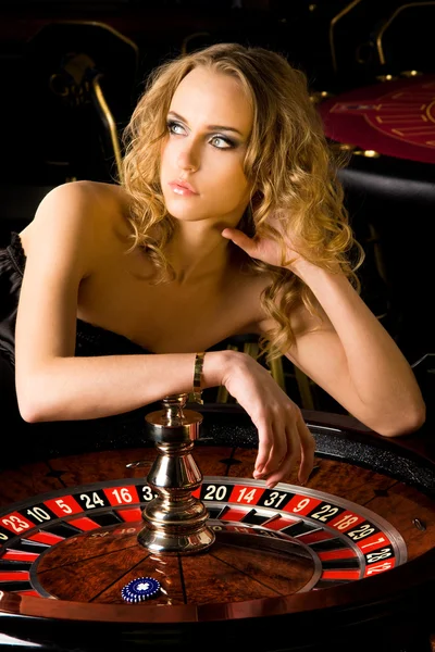 性感的年轻女孩在赌场 — 图库照片
