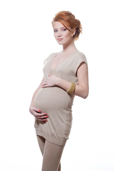 Schöne schwangere Frau, die ihren Bauch hält. isoliert auf weißem Ba — Stockfoto
