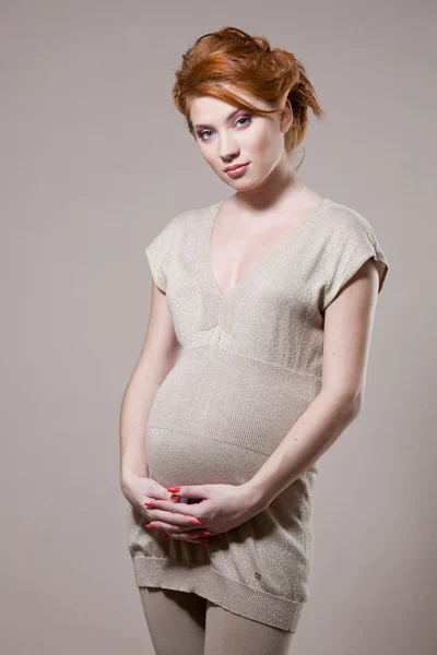 Bella donna incinta tenendo la pancia . — Foto Stock