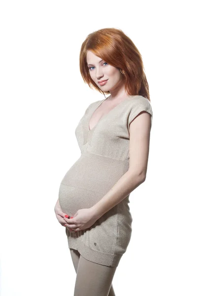 Schöne schwangere Frau, die ihren Bauch hält. isoliert auf weißem Ba — Stockfoto
