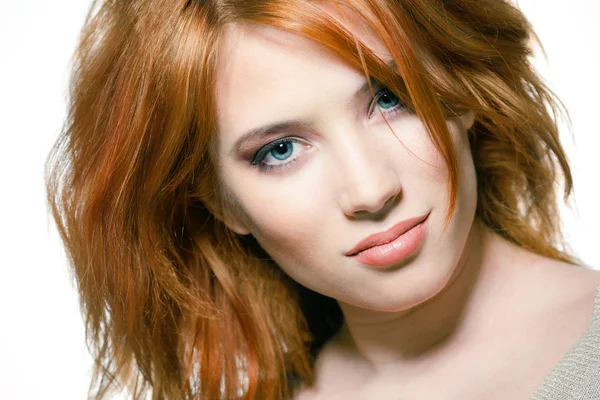 Крупный план портрета сексуальной молодой женщины с рыжими волосами и натуральными — стоковое фото