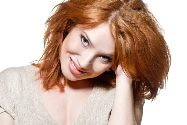 Närbild porträtt av en sexig ung kvinna med rött hår och naturliga — Stockfoto
