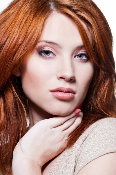 赤い髪と天然のセクシーな若い女性のクローズ アップの肖像画 — ストック写真