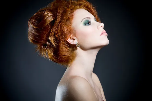 아름 다운 빨간 머리 여자의 프로필입니다. 품위 있는 헤어 스타일을 완벽 하 게 하 고 — 스톡 사진