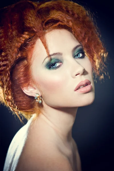 Inför en vacker rödhårig kvinna med perfekt makeup — Stockfoto