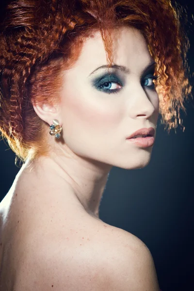 Yüzünü bir güzel kızıl saçlı kadının mükemmel makyaj ile — Stok fotoğraf