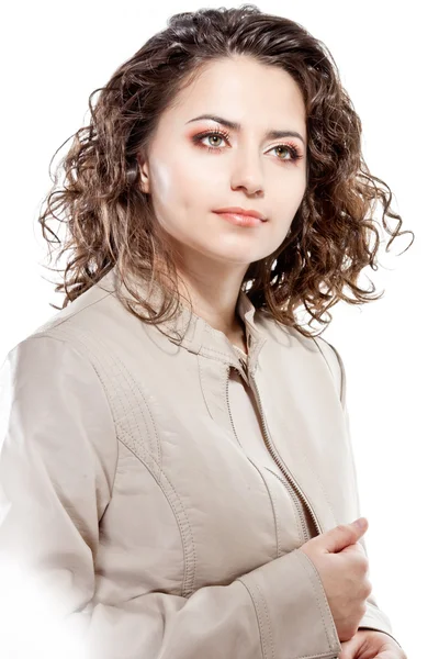 Ansikte av en ung brunett kvinna med lockigt hår — Stockfoto