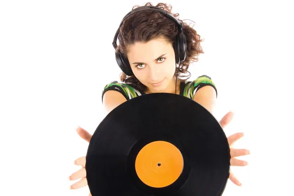 Красиві молоді усміхнені жінки DJ слухають музику в навушниках і тримають вінілову пластину — стокове фото