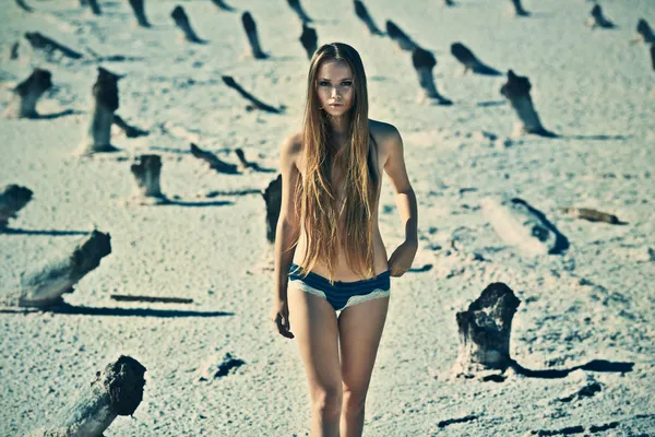 Szexi fiatal lány topless egy elhagyatott hely — Stock Fotó