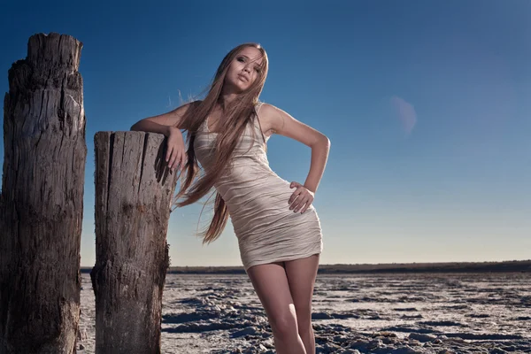 Vacker kvinna med långt hår står utomhus — Stockfoto