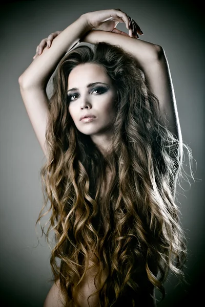 Güzel uzun kıvırcık saçlı seksi genç kadın — Stok fotoğraf