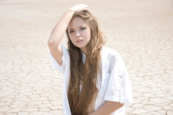 Beautiful girl in a desert — Stock Photo, Image