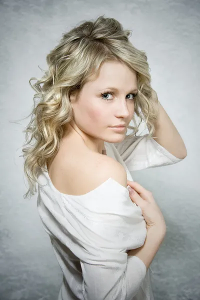 Vackra sexiga unga blonda kvinnan — Stockfoto