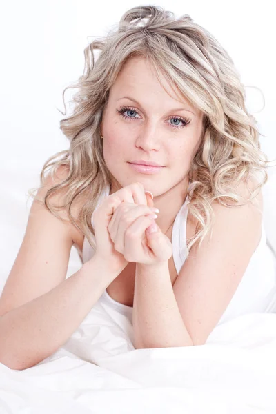 Vackra sexiga unga blonda kvinnan på sängen — Stockfoto