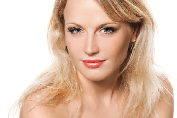 Gros plan portrait d'une jeune femme blonde à la peau parfaite — Photo