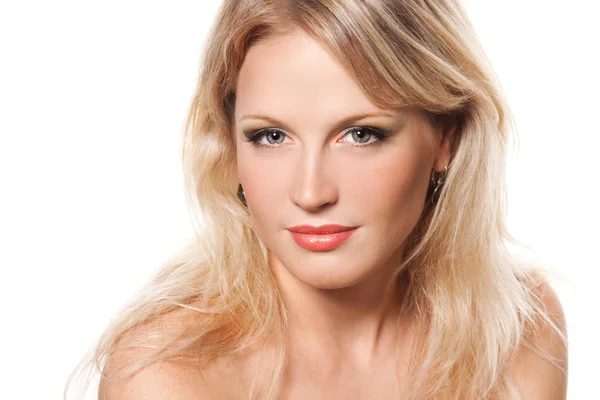 Крупный план портрета молодой блондинки с идеальной кожей — стоковое фото