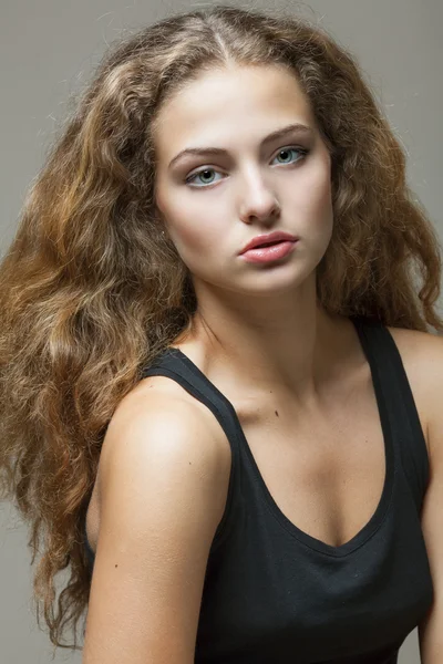 Closeup portret van een mooie jonge brunette vrouw met natuurlijke make-up — Stockfoto