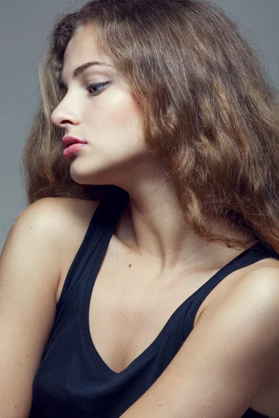 Närbild porträtt av en vacker ung brunett kvinna med naturliga makeup — Stockfoto