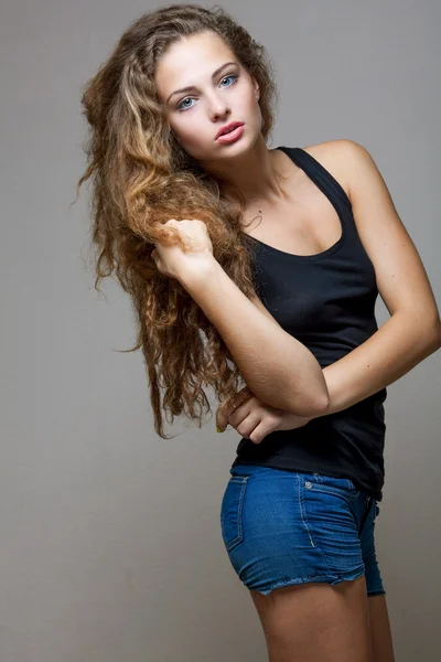 Närbild porträtt av en vacker ung brunett kvinna med naturliga makeup — Stockfoto