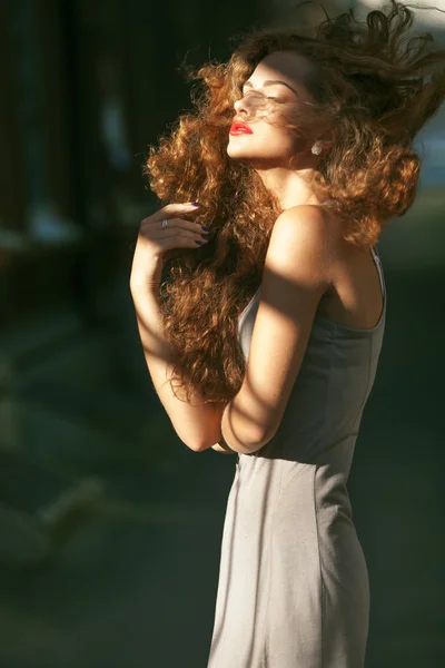 Retrato de verano de una hermosa joven caucásica con el pelo rizado — Foto de Stock