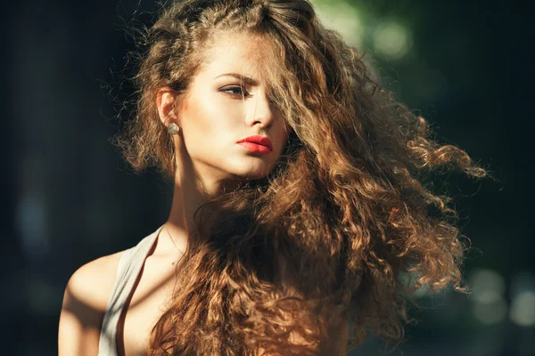 Retrato de verano de una hermosa joven caucásica con el pelo rizado —  Fotos de Stock