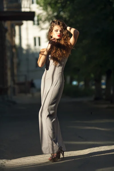 Ritratto estivo di una bella giovane ragazza caucasica con i capelli ricci — Foto Stock